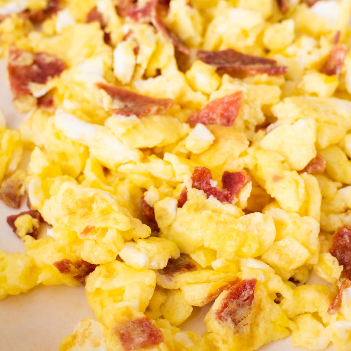 Scrambled Eggs with Bacon: Perfect for Breakfast & Brunch